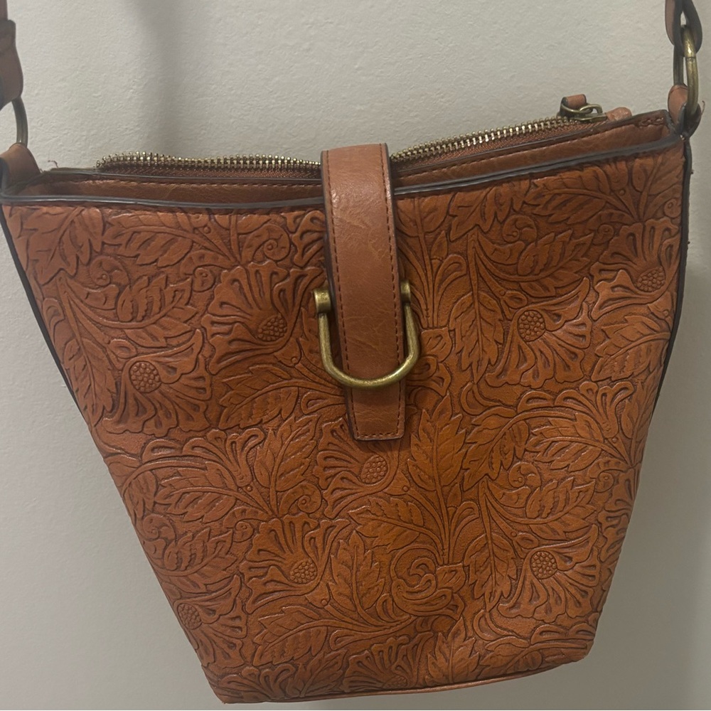 Pioneer woman tooled crossbody bucket handbag